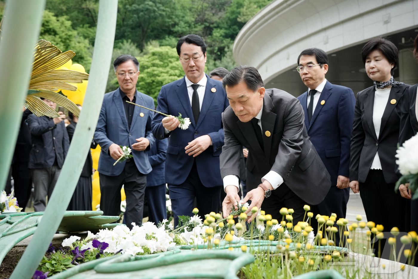 (수원=뉴스1) 김기현 기자 = 이재준 더불어민주당 경기 수원시장 후보가 23일 수원시 연화장에서 열린 故 노무현 대통령 서거 17주기 추도식에 참석해 추모하고 있다. (이재준 선 …