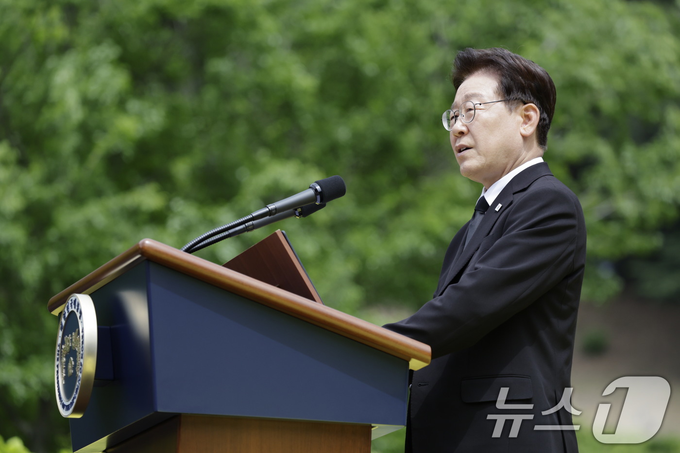 (김해=뉴스1) 이재명 기자 = 이재명 대통령이 23일 경남 김해시 봉하마을에서 열린 故 노무현 전 대통령 서거 17주기 추도식에서 추도사를 하고 있다. (청와대통신사진기자단) 2 …