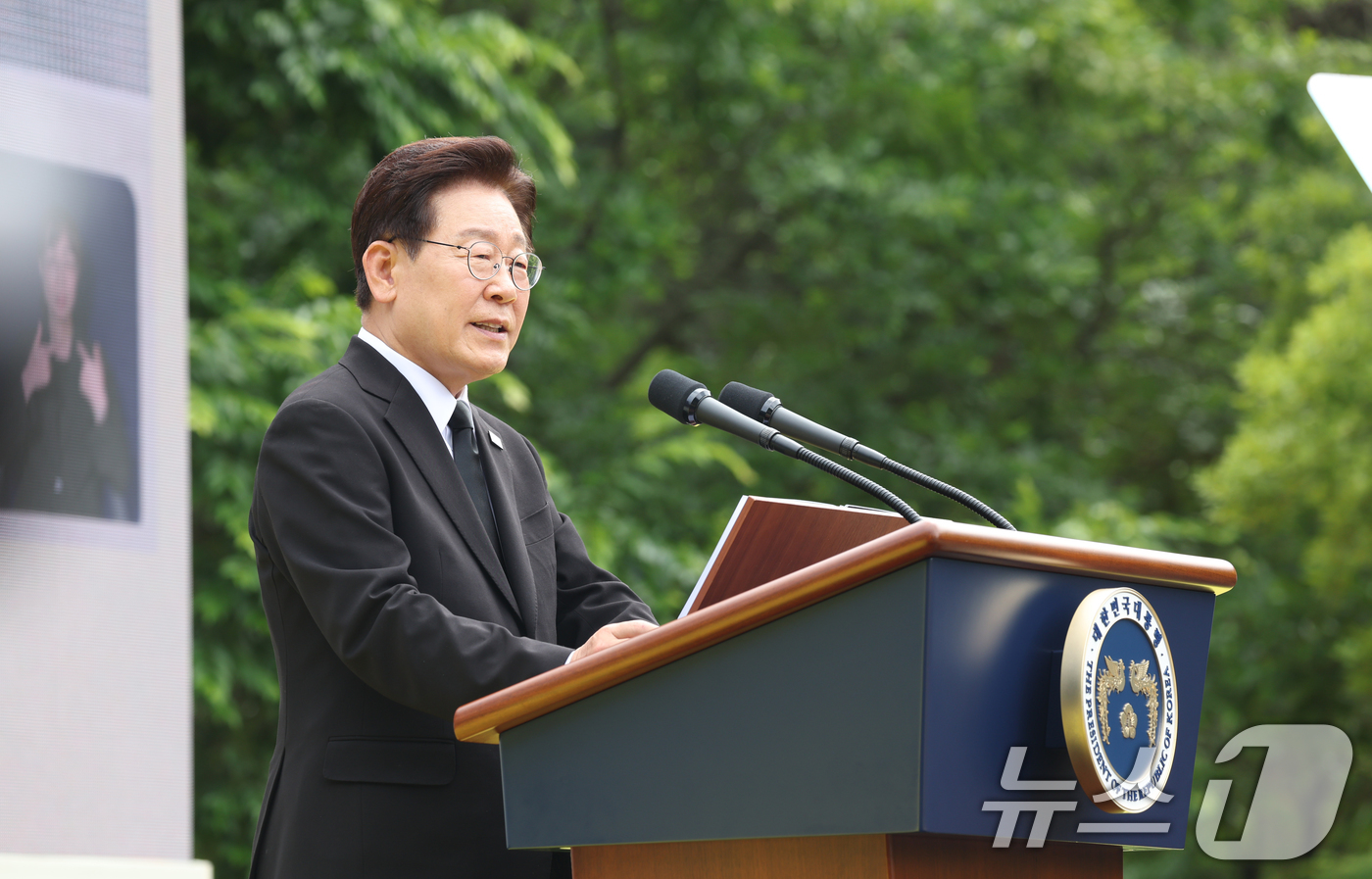 (김해=뉴스1) 이재명 기자 = 이재명 대통령이 23일 경남 김해시 봉하마을에서 열린 故 노무현 전 대통령 서거 17주기 추도식에서 추도사를 하고 있다. (청와대통신사진기자단) 2 …