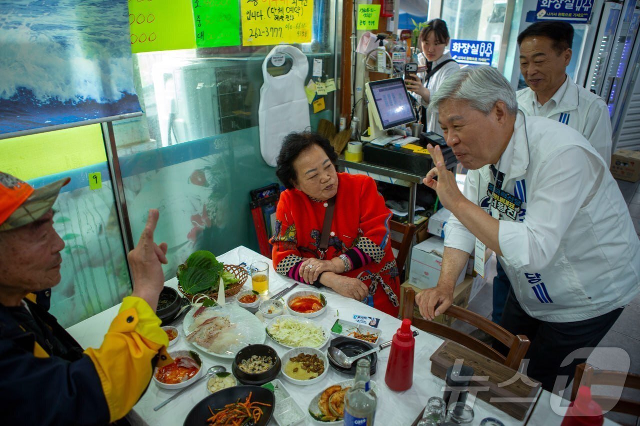 본문 이미지 - 서왕진 조국혁신당 광주시당위원장이 23일 광주 북구를 찾아 시민들에게 지지를 호소하고 있다.(조국혁신당 광주시당 제공.) 2026.5.23  /뉴스1 최성국 기자