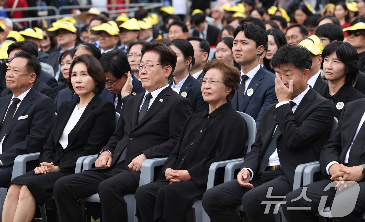 (김해=뉴스1) 이재명 기자 = 이재명 대통령과 김혜경 여사, 권양숙 여사가 23일 경남 김해시 봉하마을에서 열린 故 노무현 전 대통령 서거 17주기 추도식에 참석해 있다. (청와 …