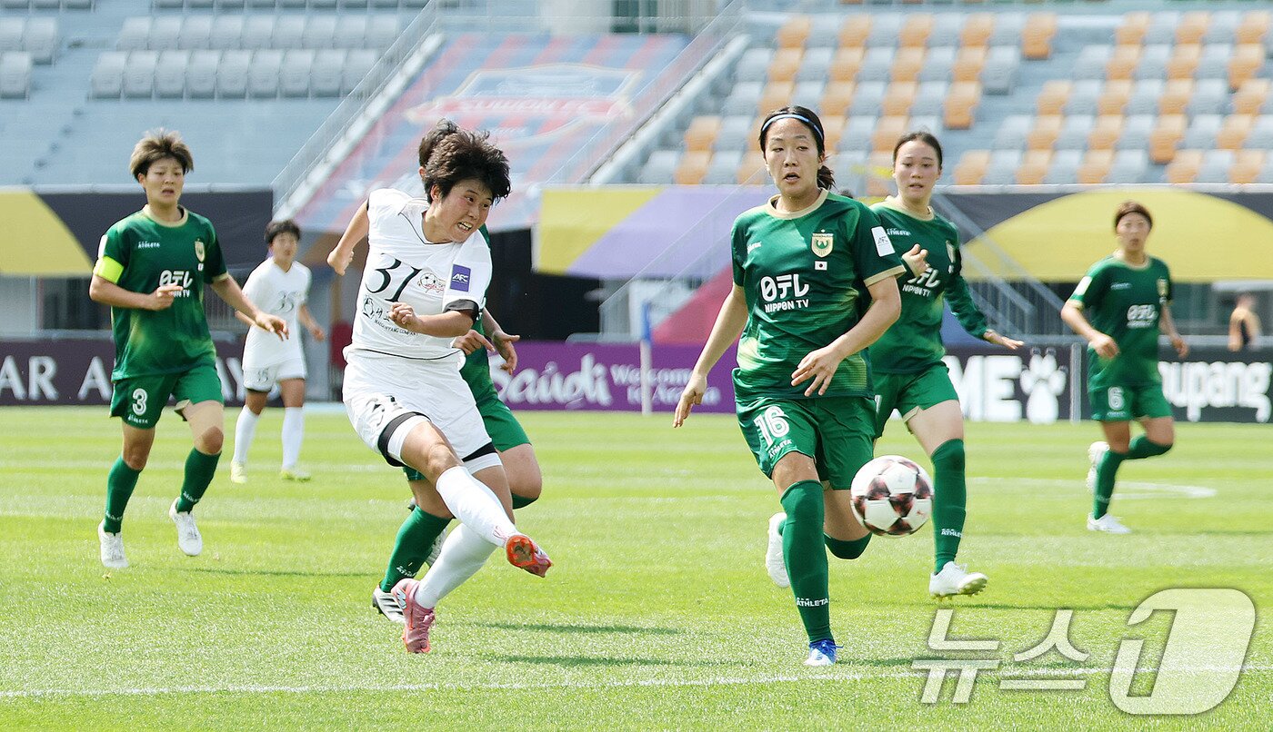 본문 이미지 - 23일 오후 경기 수원시 수원종합운동장에서 열린 2025-2026 아시아축구연맹(AFC) 여자 챔피언스리그(AWCL) 결승 북한 내고향여자축구단과 도쿄 베르디의 경기에서 내고향 정금이 슈팅을 시도하고 있다. 2026.5.23 ⓒ 뉴스1 박지혜 기자