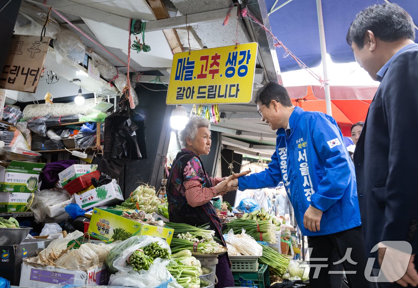 본문 이미지 - 정원오 더불어민주당 서울시장 후보가 23일 서울 은평구 연신내역에서 열린 거리유세에서 상인들과 인사를 나누고 있다. (정원오 캠프 제공. 재판매 및 DB 금지) 2026.5.23 ⓒ 뉴스1