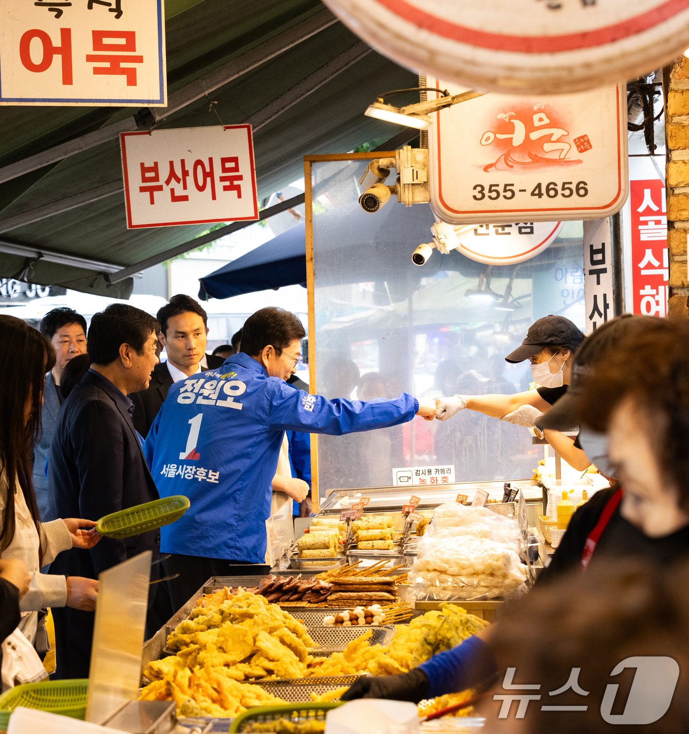 (서울=뉴스1) = 정원오 더불어민주당 서울시장 후보가 23일 서울 은평구 연신내역에서 열린 거리유세에서 상인들과 인사를 나누고 있다. (정원오 캠프 제공. 재판매 및 DB 금지) …