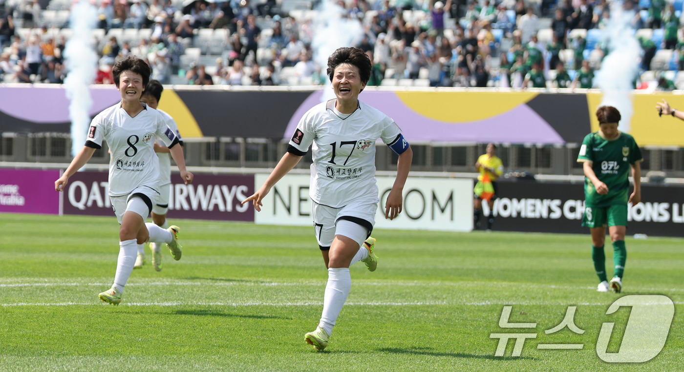 (수원=뉴스1) 박지혜 기자 = 23일 오후 경기 수원시 수원종합운동장에서 열린 2025-2026 아시아축구연맹(AFC) 여자 챔피언스리그(AWCL) 결승 북한 내고향여자축구단과 …