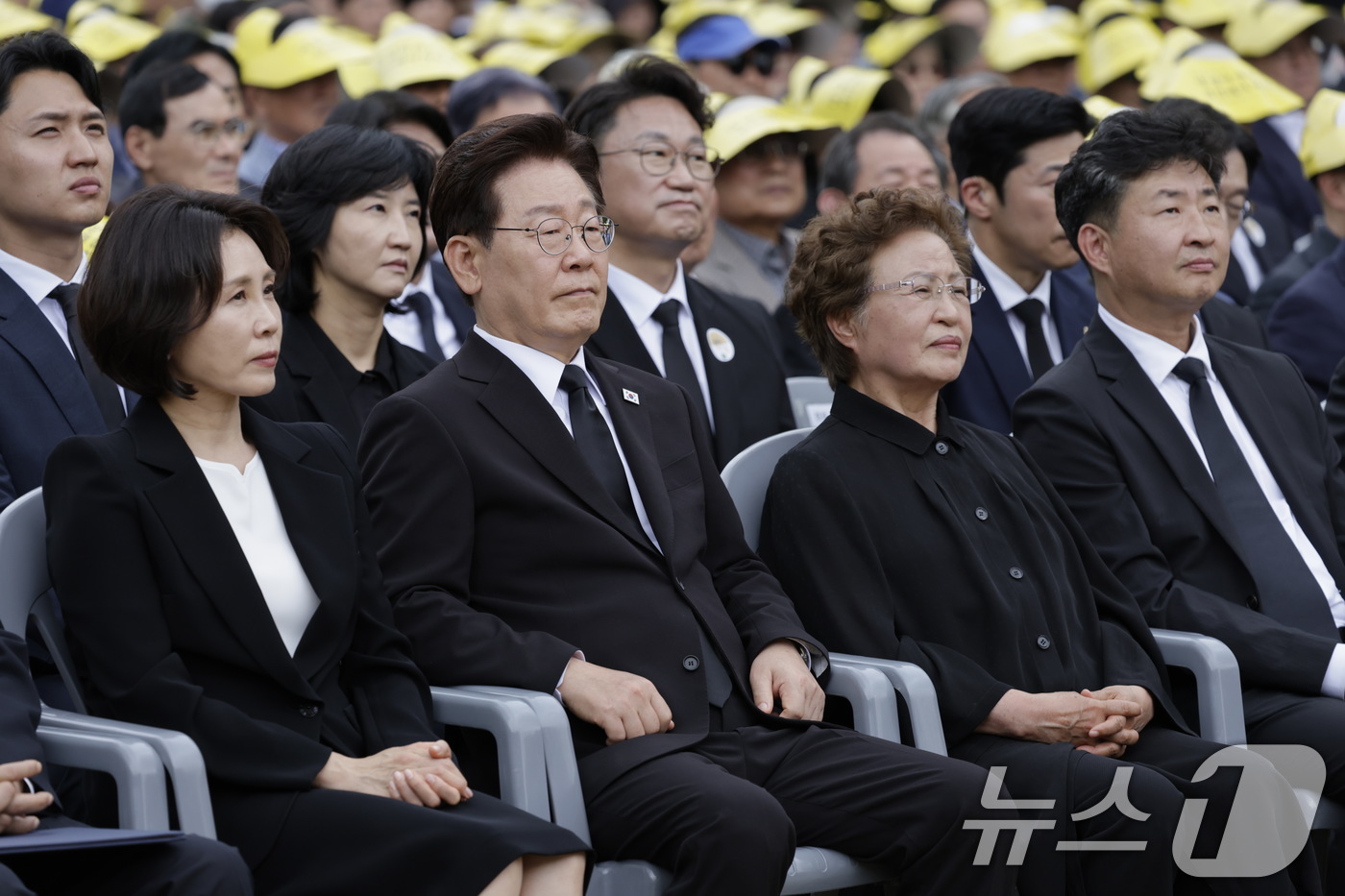 (김해=뉴스1) 이재명 기자 = 이재명 대통령과 김혜경 여사, 권양숙 여사가 23일 경남 김해시 봉하마을에서 열린 故 노무현 전 대통령 서거 17주기 추도식에 참석해 있다. (청와 …
