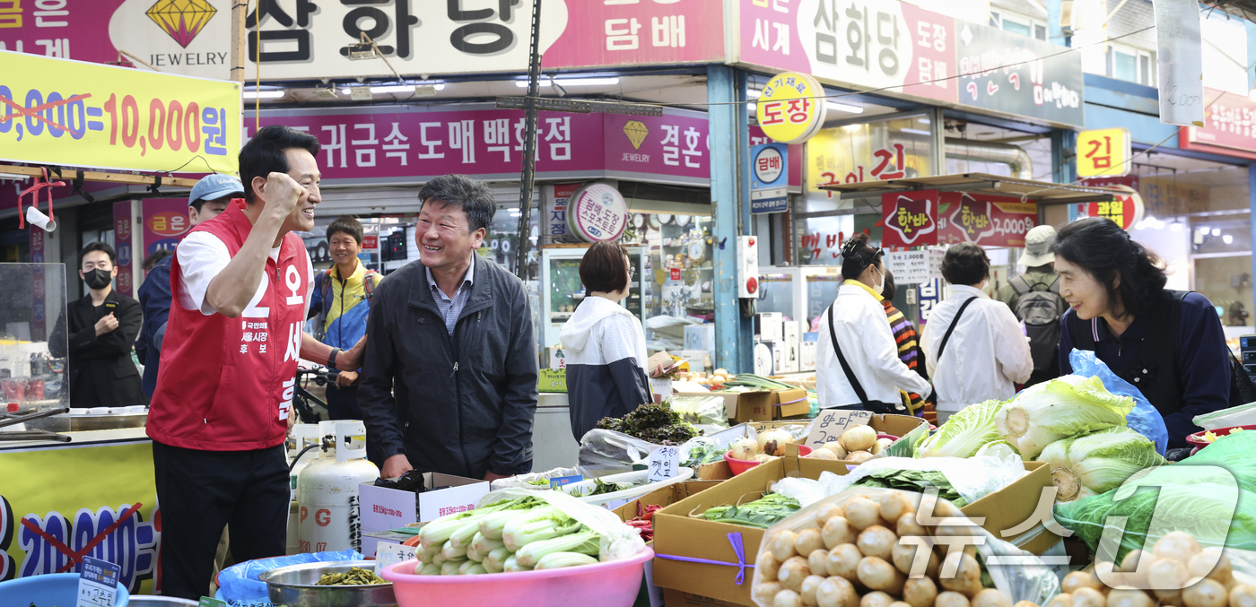 (서울=뉴스1) = 오세훈 국민의힘 서울시장 후보가 23일 서울 양천구 신영시장을 찾아 상인들과 인사를 나누고 있다. (오세훈 캠프 제공. 재판매 및 DB 금지) 2026.5.23 …