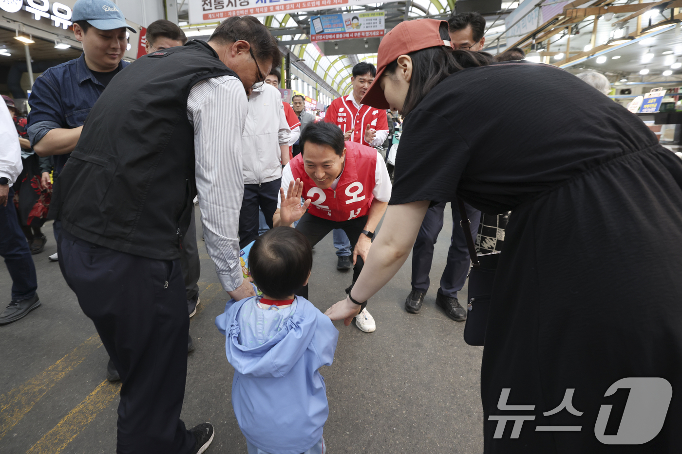 (서울=뉴스1) = 오세훈 국민의힘 서울시장 후보가 23일 서울 양천구 신영시장을 찾아 아이와 인사를 나누고 있다. (오세훈 캠프 제공. 재판매 및 DB 금지) 2026.5.23/ …