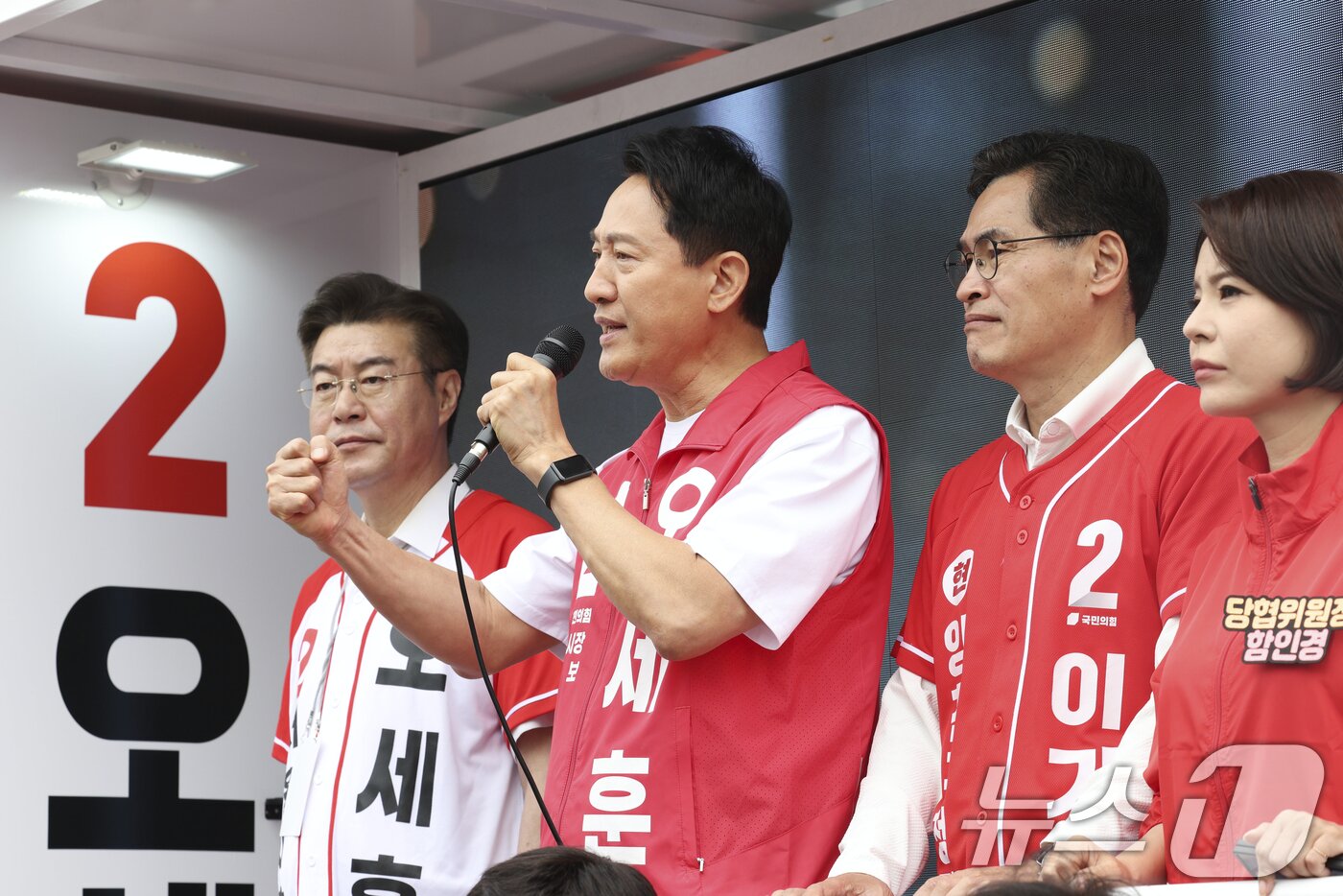 본문 이미지 - 오세훈 국민의힘 서울시장 후보가 23일 서울 양천구 신정네거리역에서 열린 유세에서 지지를 호소하고 있다. (오세훈 캠프 제공. 재판매 및 DB 금지) 2026.5.23 ⓒ 뉴스1
