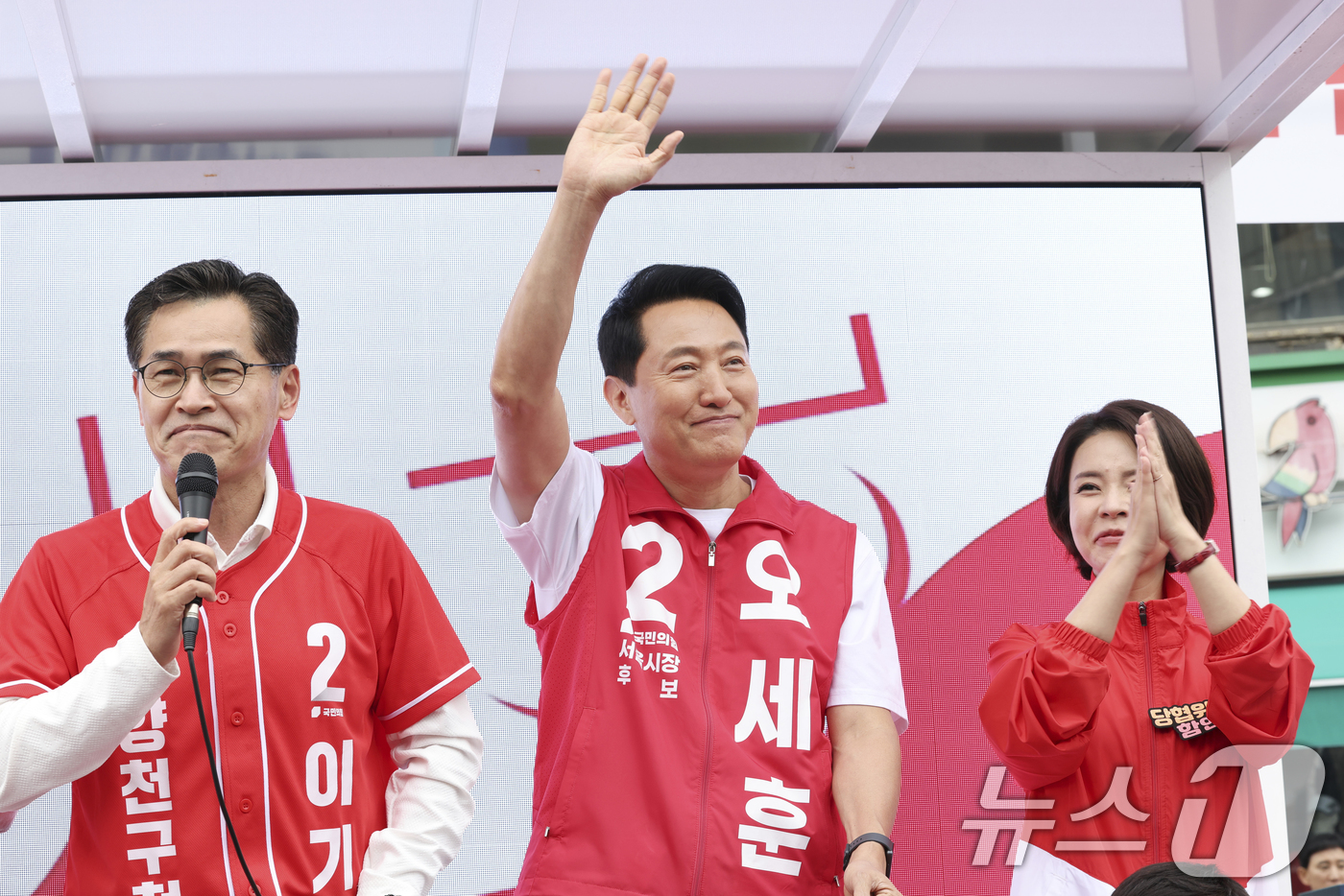 (서울=뉴스1) = 오세훈 국민의힘 서울시장 후보가 23일 서울 양천구 신정네거리역에서 열린 유세에서 지지를 호소하고 있다. (오세훈 캠프 제공. 재판매 및 DB 금지) 2026. …