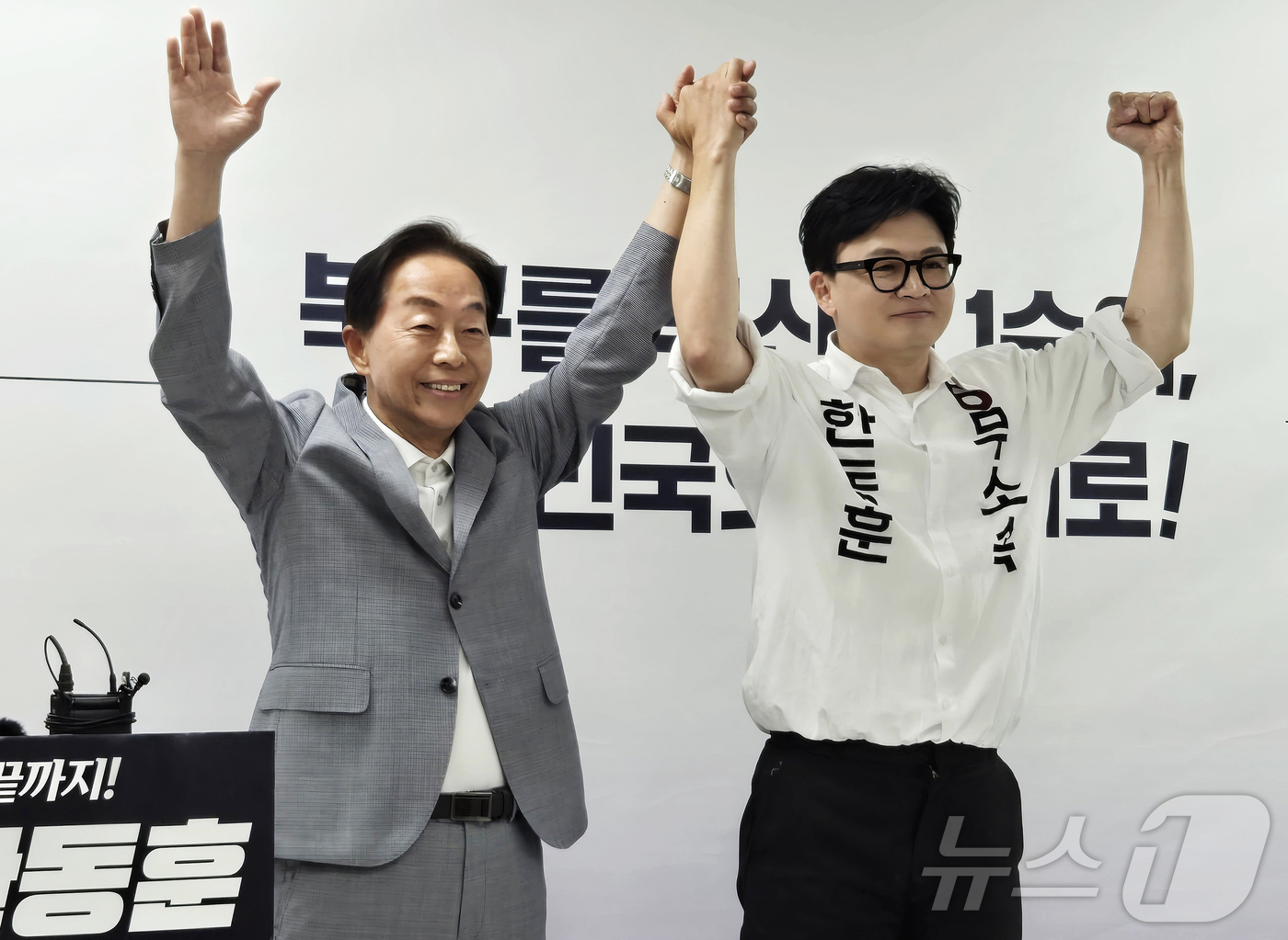 (부산=뉴스1) 손승환 기자 = 고 김영삼(YS) 전 대통령의 차남인 김현철 김영삼대통령기념재단 이사장이 23일 한동훈 무소속 부산 북구갑 국회의원 보궐선거 후보 지지를 선언하며 …