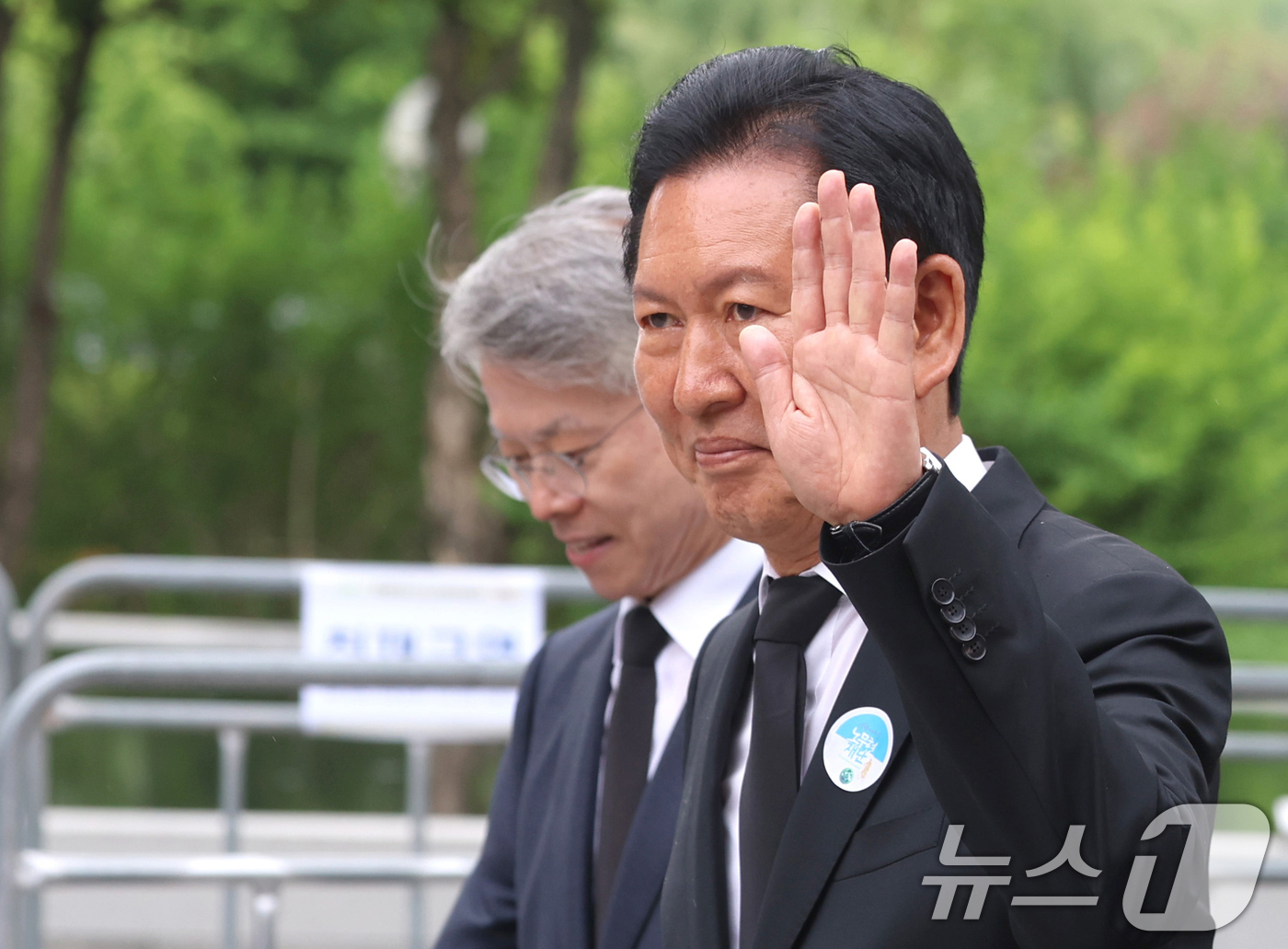 (김해=뉴스1) 황기선 기자 = 정청래 더불어민주당 대표가 23일 오후 경남 김해시 진영읍 봉하마을에서 열린 고 노무현 전 대통령 17주기 추도식에 참석하고 있다. (공동취재) 2 …