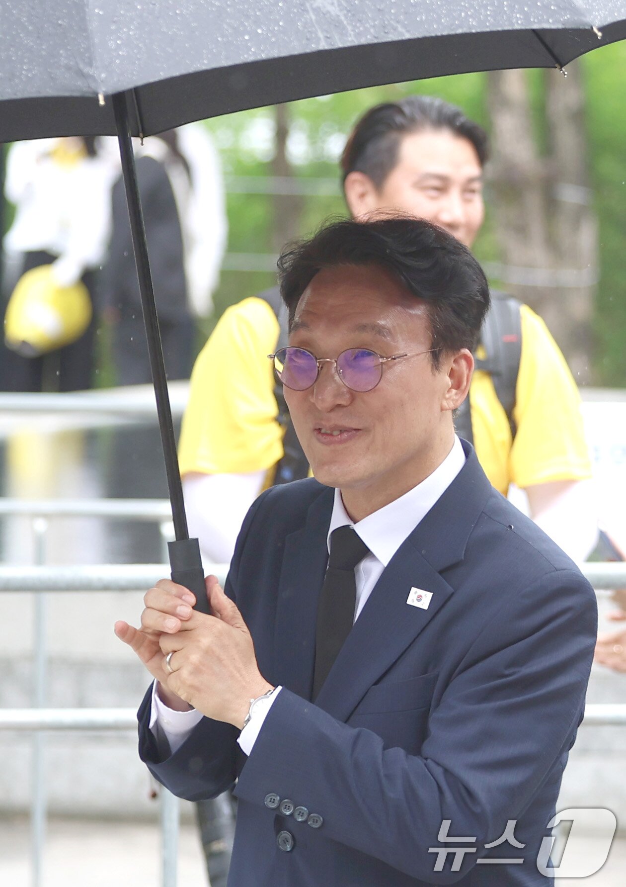 본문 이미지 - 김민석 국무총리가 23일 오후 경남 김해시 진영읍 봉하마을에서 열린 고 노무현 전 대통령 17주기 추도식에 참석하고 있다. (공동취재) 2026.5.23 ⓒ 뉴스1 황기선 기자