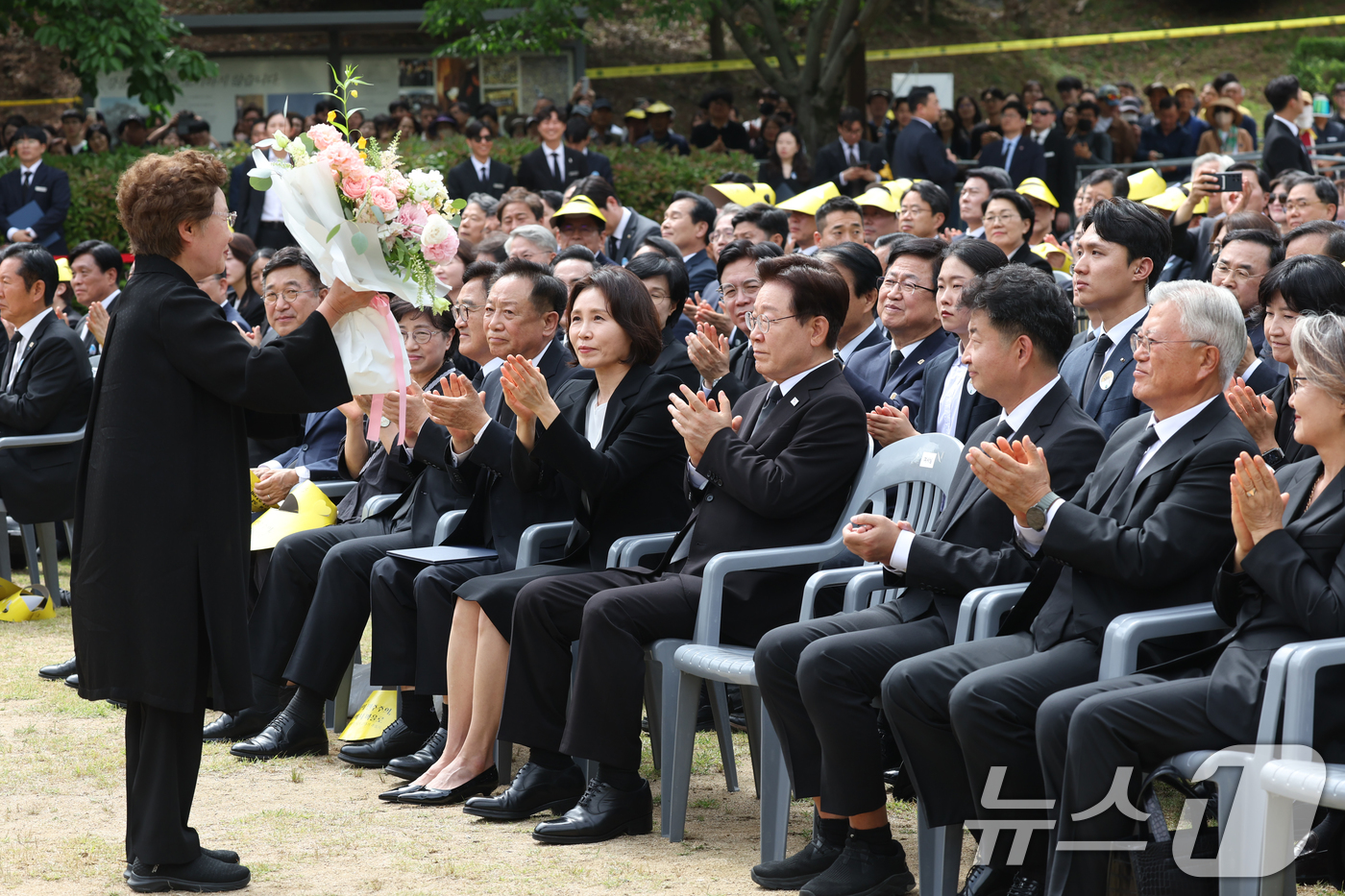(김해=뉴스1) 이재명 기자 = 권양숙 여사가 23일 경남 김해 봉하마을에서 열린 고 노무현 전 대통령 서거 17주기 추도식에서 한명숙 전 총리에게 꽃다발을 선물 받은 뒤 들어보이 …