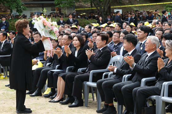 꽃다발 선물 받는 권양숙 여사