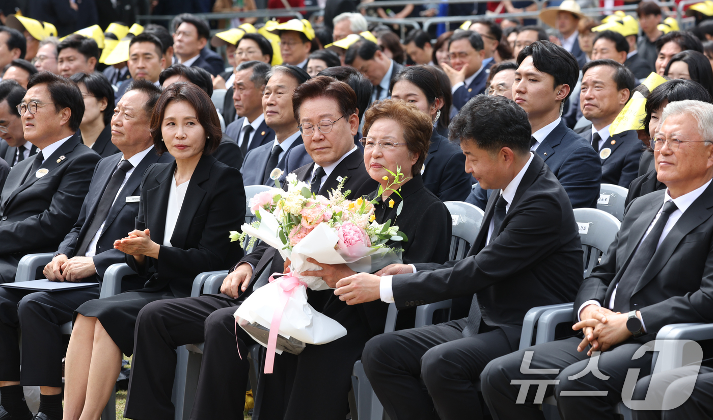 (김해=뉴스1) 이재명 기자 = 권양숙 여사가 23일 경남 김해 봉하마을에서 열린 고 노무현 전 대통령 서거 17주기 추도식에서 한명숙 전 총리에게 꽃다발을 선물 받은 뒤 들고 있 …