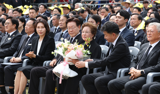 꽃다발 선물 받는 권양숙 여사