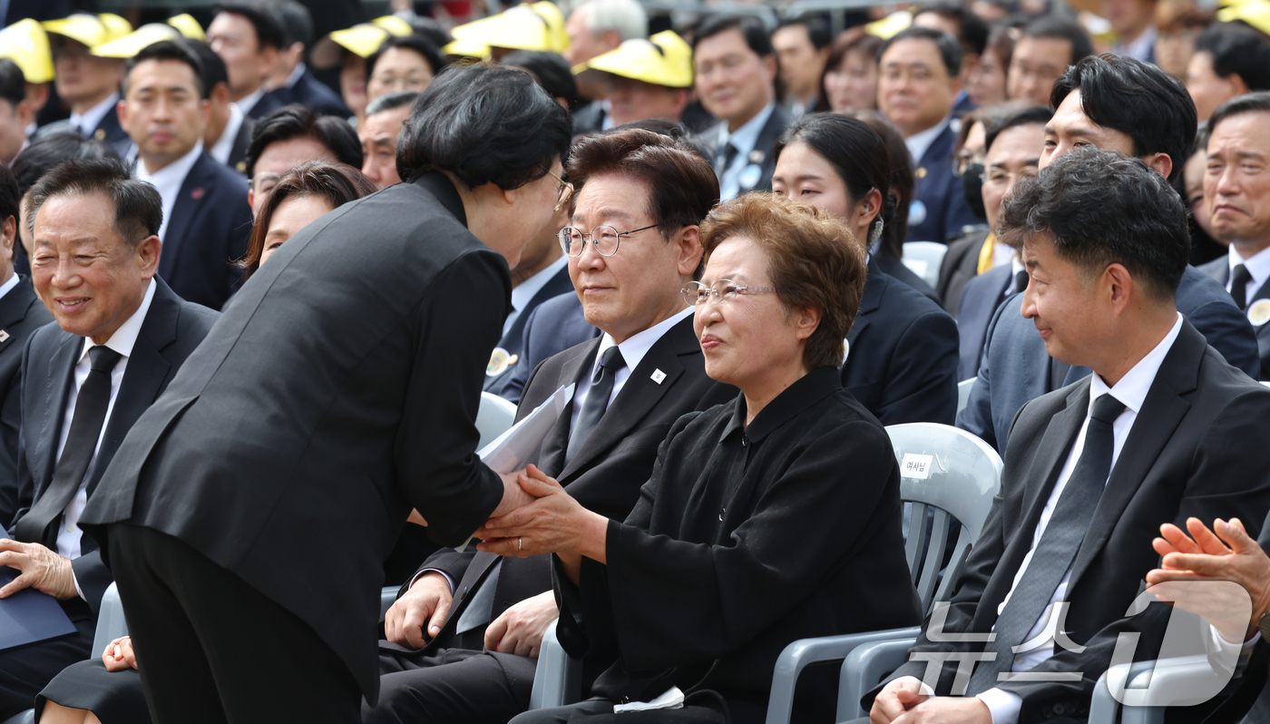 (김해=뉴스1) 이재명 기자 = 권양숙 여사가 23일 경남 김해 봉하마을에서 열린 고 노무현 전 대통령 서거 17주기 추도식에서 한명숙 전 총리와 인사하고 있다. (청와대통신사진기 …