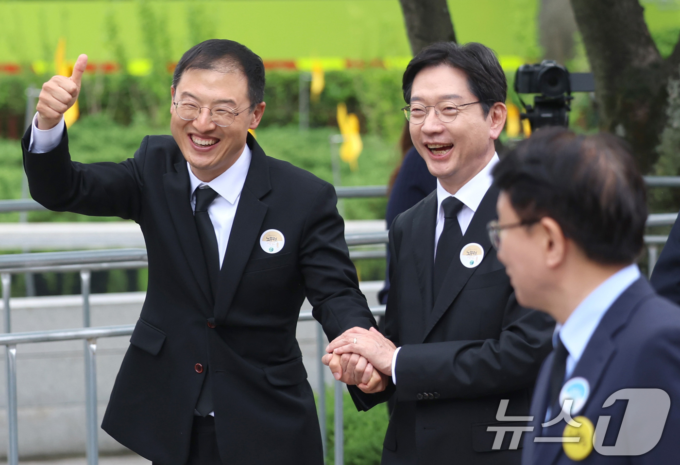 (김해=뉴스1) 황기선 기자 = 더불어민주당 김상욱 울산시장 후보(왼쪽)와 김경수 경남지사 후보가 23일 오후 경남 김해시 진영읍 봉하마을에서 열린 고 노무현 전 대통령 17주기 …