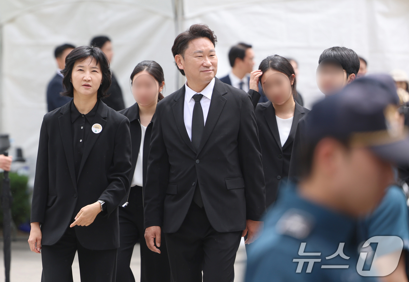 (김해=뉴스1) 황기선 기자 = 고 노무현 전 대통령 딸 노정연씨(왼쪽)와 사위 곽상언 의원이 23일 오후 경남 김해시 진영읍 봉하마을에서 열린 고 노무현 전 대통령 17주기 추도 …