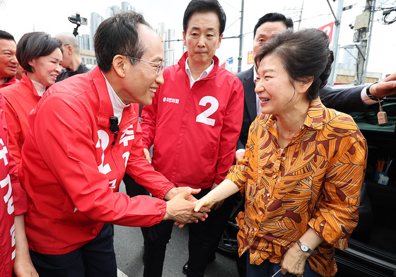 박근혜 "대구 경제 안좋아…추경호 후보가 좋은 정책 마련할 것"