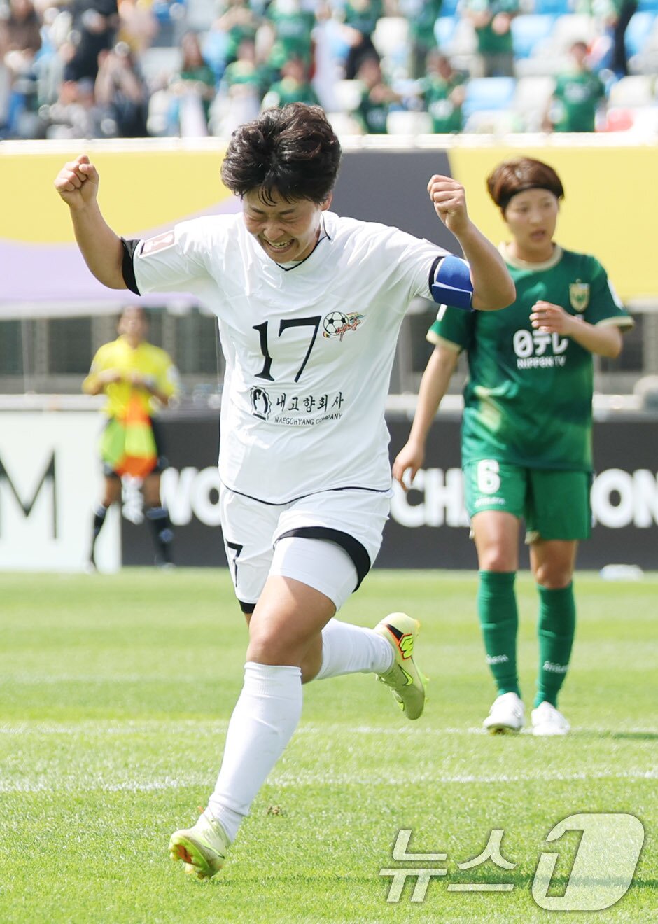 본문 이미지 - 23일 오후 경기 수원시 수원종합운동장에서 열린 2025-2026 아시아축구연맹(AFC) 여자 챔피언스리그(AWCL) 결승 북한 내고향여자축구단과 도쿄 베르디의 경기에서 내고향 김경영이 선제골을 넣은 뒤 기뻐하고 있다. 2026.5.23 ⓒ 뉴스1 박지혜 기자