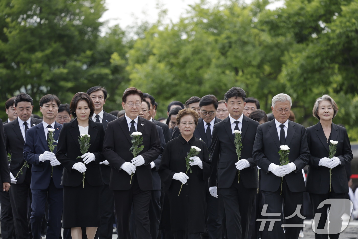 (김해=뉴스1) 이재명 기자 = 이재명 대통령과 김혜경 여사, 권양숙 여사, 문재인 전 대통령, 김정숙 여사가 23일 경남 김해시 봉하마을에서 故 노무현 전 대통령 서거 17주기 …