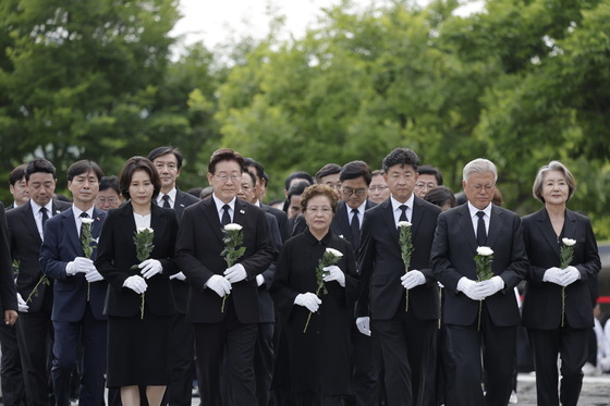 故 노무현 전 대통령 묘소 참배
