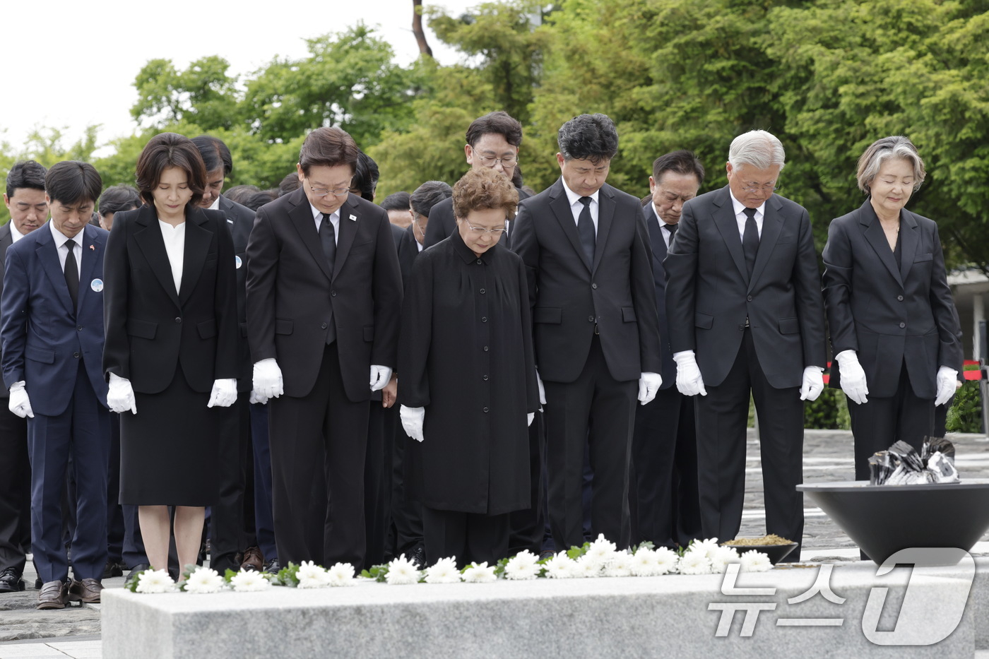(김해=뉴스1) 이재명 기자 = 이재명 대통령과 김혜경 여사, 권양숙 여사, 문재인 전 대통령, 김정숙 여사가 23일 경남 김해시 봉하마을에서 故 노무현 전 대통령 서거 17주기 …