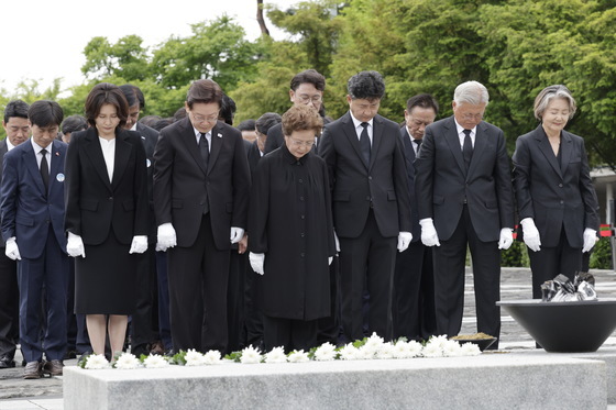 故 노무현 전 대통령 묘소 참배
