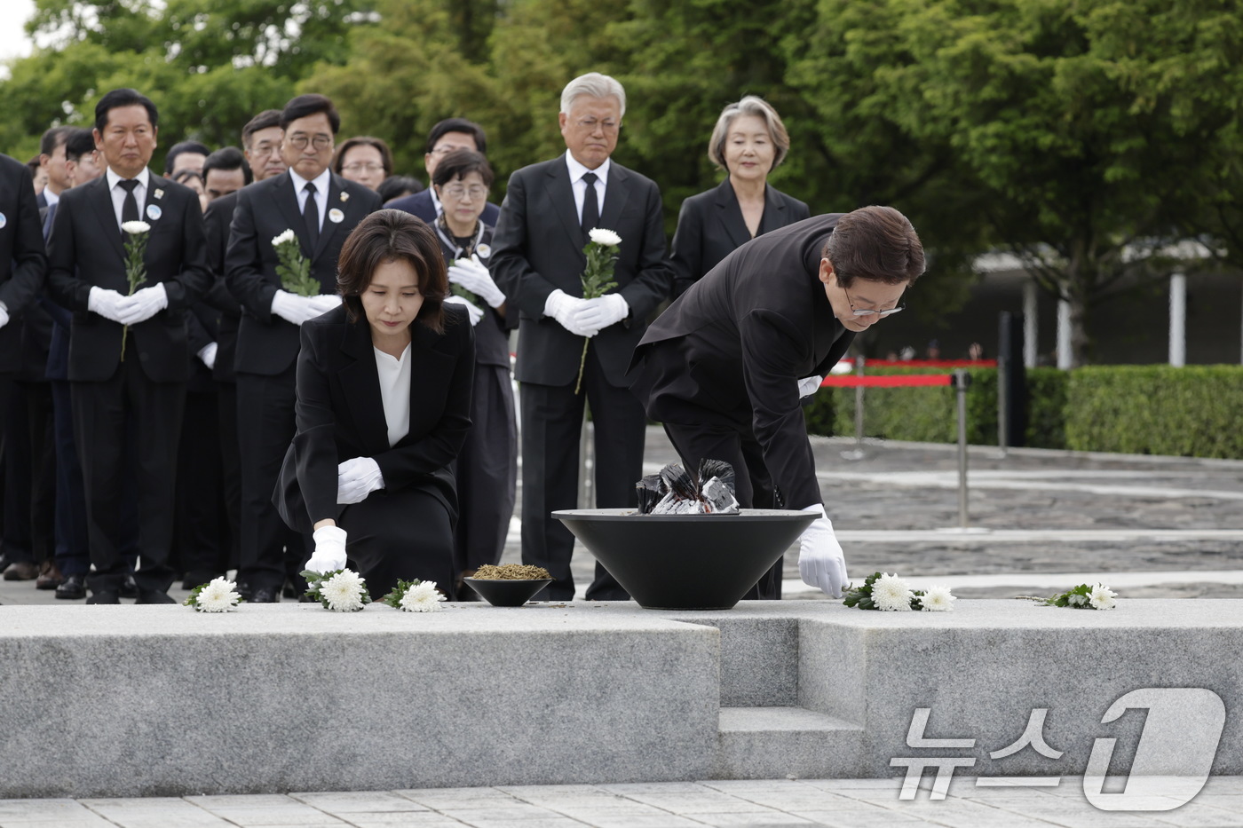 (김해=뉴스1) 이재명 기자 = 이재명 대통령이 23일 경남 김해시 봉하마을에서 故 노무현 전 대통령 서거 17주기 추도식에서 노 전 대통령 묘소에서 참배하고 있다. (청와대통신사 …