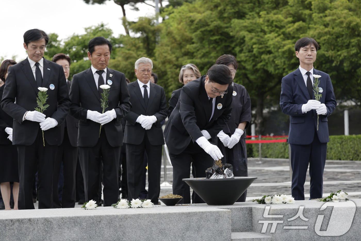 (김해=뉴스1) 이재명 기자 = 우원식 국회의장이 23일 경남 김해시 봉하마을에서 故 노무현 전 대통령 서거 17주기 추도식에서 노 전 대통령 묘소에서 참배하고 있다. (청와대통신 …
