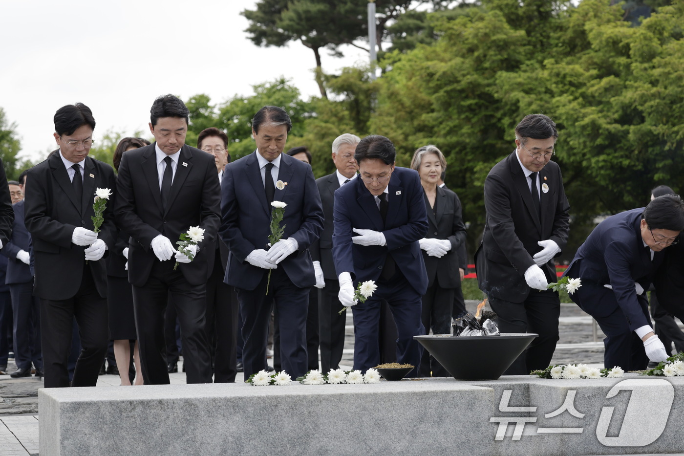 (김해=뉴스1) 이재명 기자 = 김민석 국무총리가 23일 경남 김해시 봉하마을에서 故 노무현 전 대통령 서거 17주기 추도식에서 노 전 대통령 묘소에서 참배하고 있다. (청와대통신 …