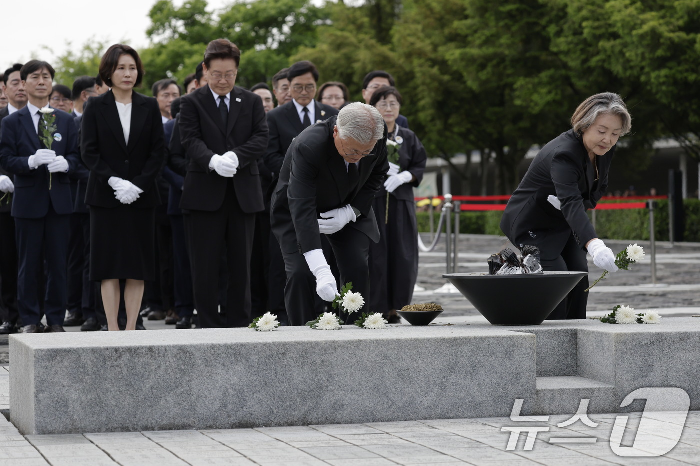 (김해=뉴스1) 이재명 기자 = 문재인 전 대통령과 김정숙 여사가 23일 경남 김해시 봉하마을에서 열린 故 노무현 전 대통령 서거 17주기 추도식에서 노 전 대통령 묘소에 참배하고 …