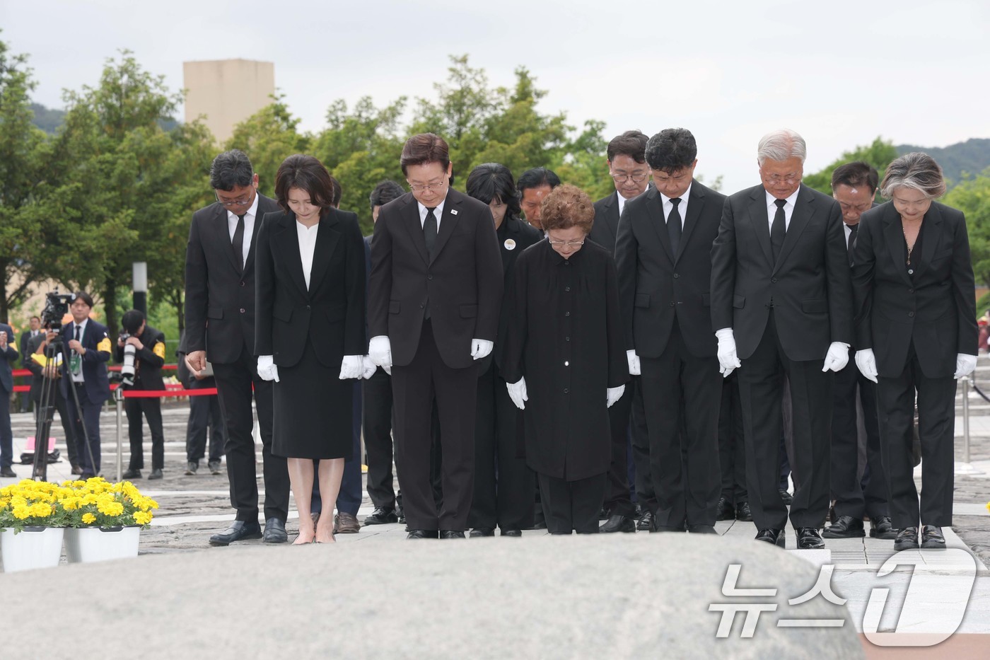 (김해=뉴스1) 이재명 기자 = 이재명 대통령과 김혜경 여사, 권양숙 여사, 문재인 전 대통령, 김정숙 여사가 23일 경남 김해시 봉하마을에서 열린 故 노무현 전 대통령 서거 17 …