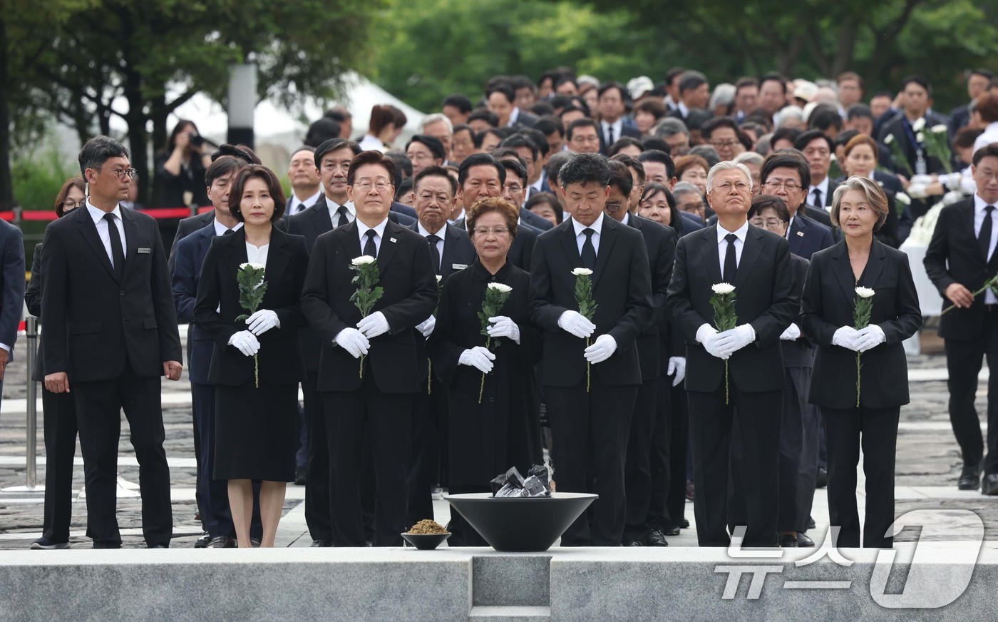 (김해=뉴스1) 이재명 기자 = 이재명 대통령과 김혜경 여사, 권양숙 여사, 문재인 전 대통령, 김정숙 여사가 23일 경남 김해시 봉하마을에서 열린 故 노무현 전 대통령 서거 17 …