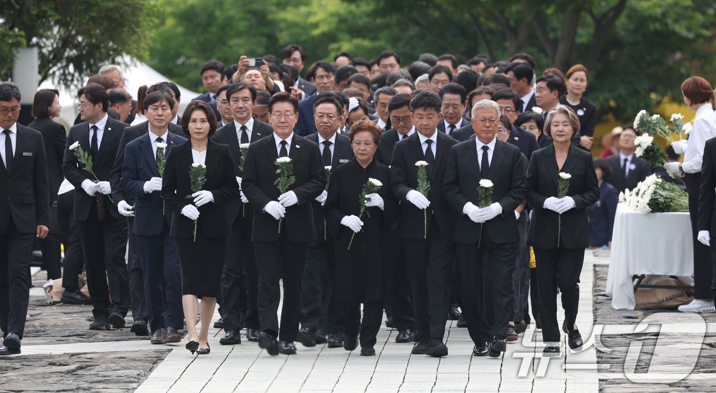 (김해=뉴스1) 이재명 기자 = 이재명 대통령과 김혜경 여사, 권양숙 여사, 문재인 전 대통령, 김정숙 여사가 23일 경남 김해시 봉하마을에서 열린 故 노무현 전 대통령 서거 17 …
