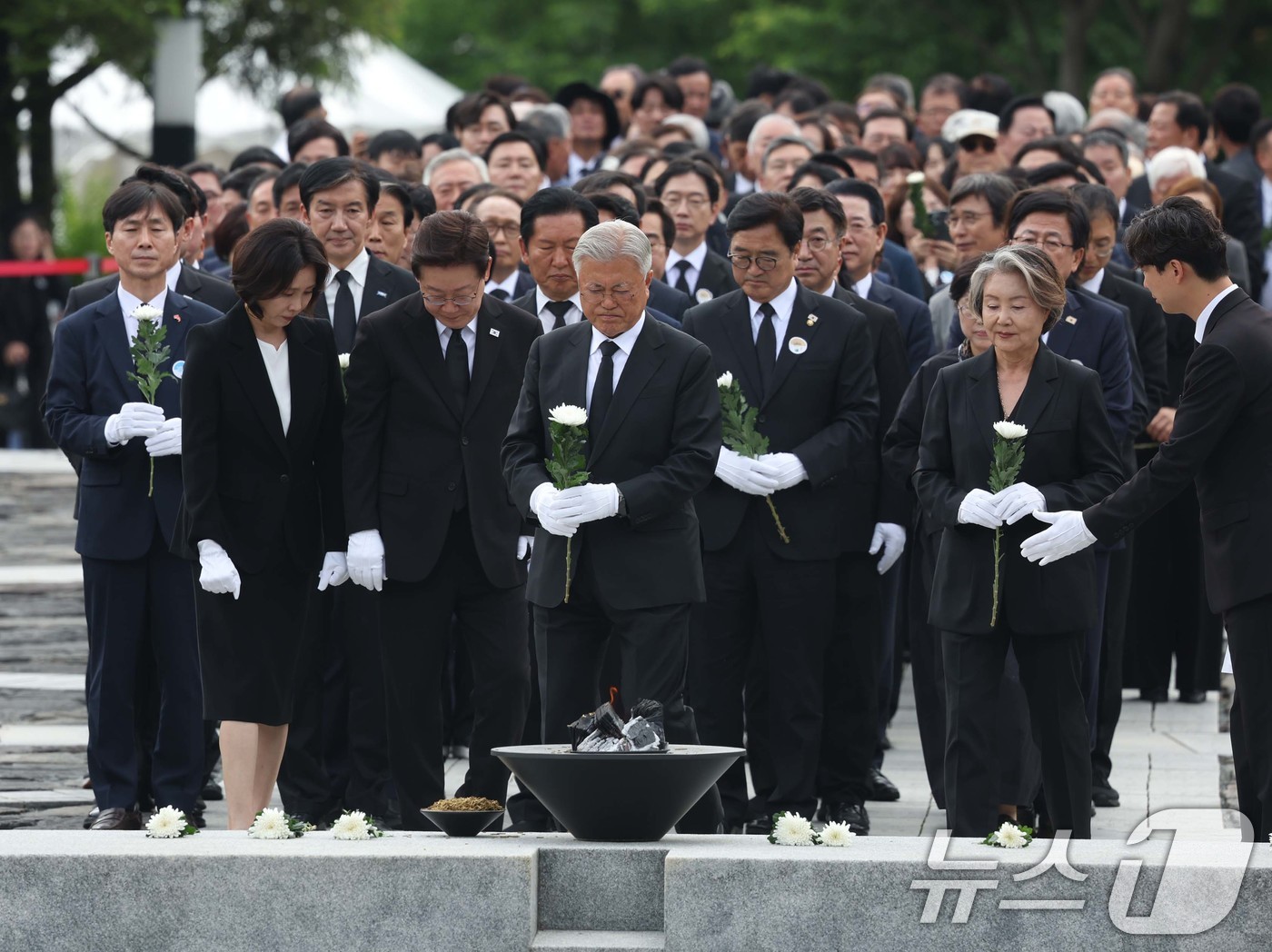 (김해=뉴스1) 이재명 기자 = 문재인 전 대통령이 23일 경남 김해시 봉하마을에서 열린 故 노무현 전 대통령 서거 17주기 추도식에서 노 전 대통령 묘소에 참배하고 있다. (청와 …