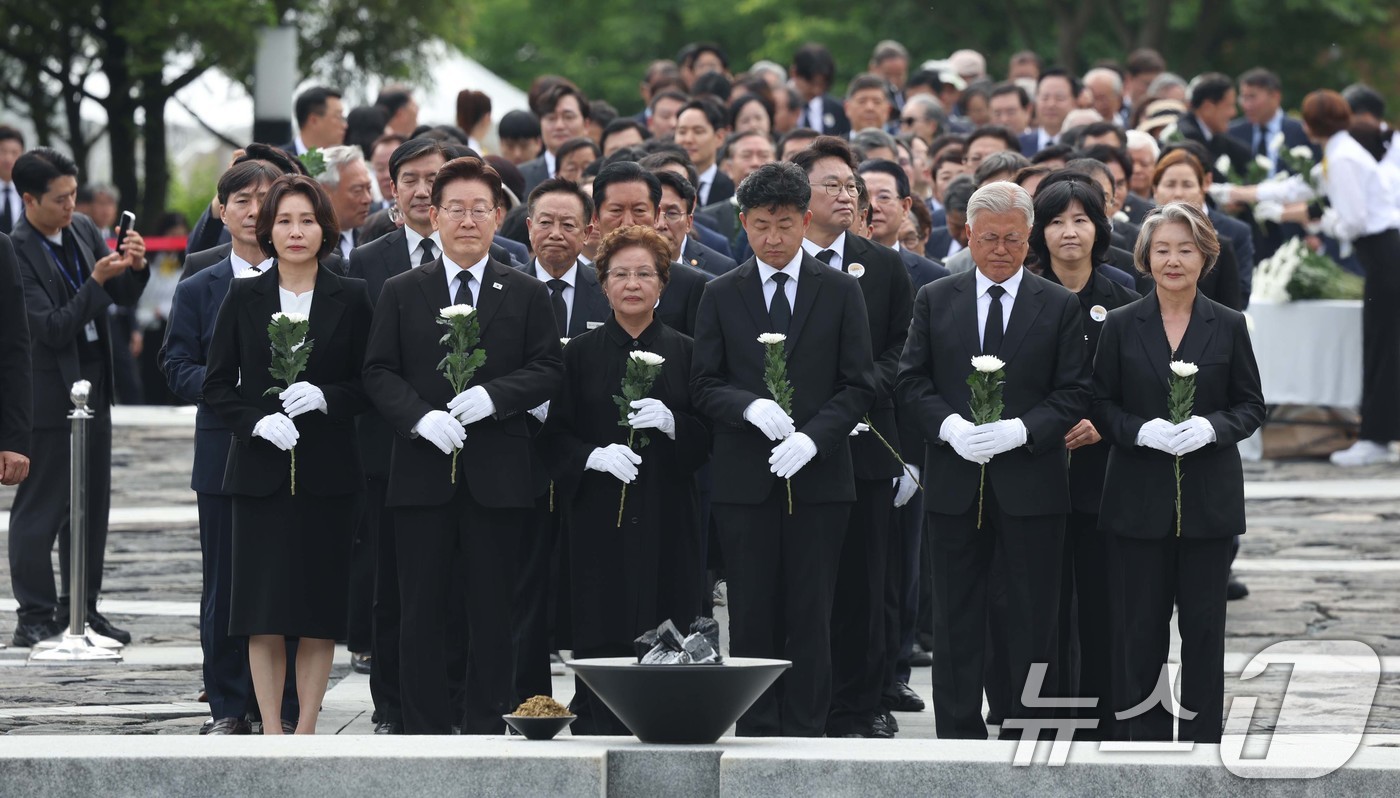 (김해=뉴스1) 이재명 기자 = 이재명 대통령과 김혜경 여사, 권양숙 여사, 문재인 전 대통령, 김정숙 여사가 23일 경남 김해시 봉하마을에서 열린 故 노무현 전 대통령 서거 17 …