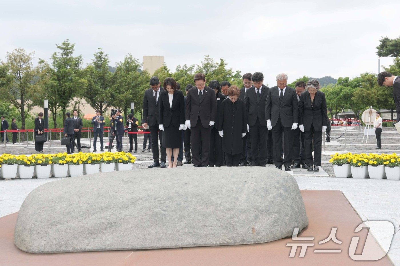 (김해=뉴스1) 이재명 기자 = 이재명 대통령과 김혜경 여사, 권양숙 여사, 문재인 전 대통령, 김정숙 여사가 23일 경남 김해시 봉하마을에서 열린 故 노무현 전 대통령 서거 17 …