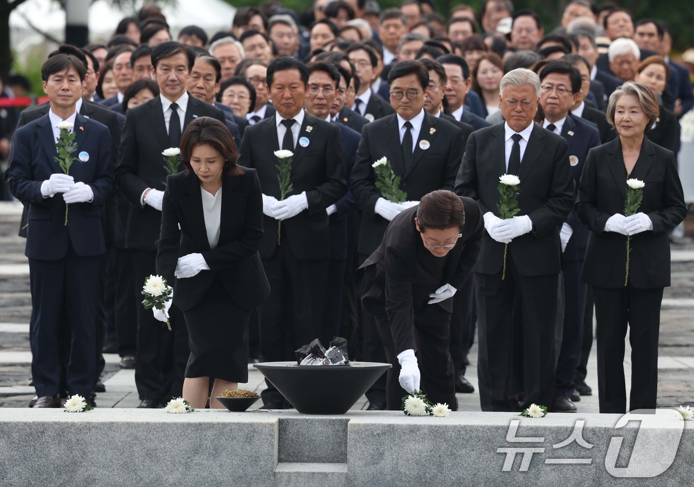 (김해=뉴스1) 이재명 기자 = 이재명 대통령과 김혜경 여사가 23일 경남 김해시 봉하마을에서 열린 故 노무현 전 대통령 서거 17주기 추도식에서 노 전 대통령 묘역에 참배하고 있 …
