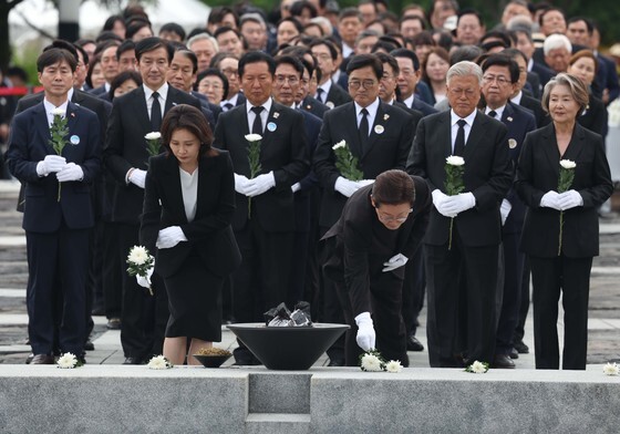 헌화하는 이재명 대통령·김혜경 여사