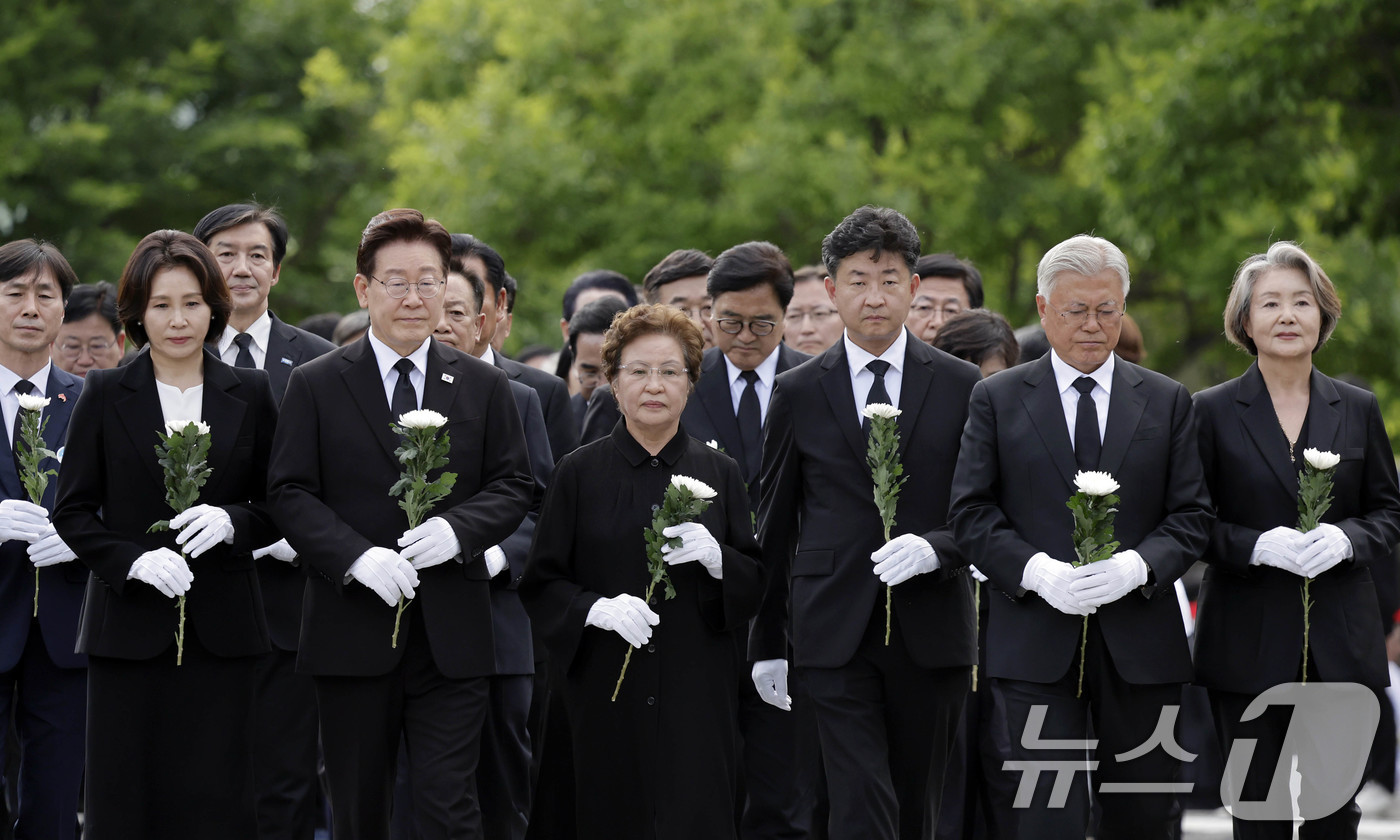 (김해=뉴스1) 이재명 기자 = 이재명 대통령과 김혜경 여사, 권양숙 여사, 문재인 전 대통령, 김정숙 여사가 23일 경남 김해시 봉하마을에서 열린 故 노무현 전 대통령 서거 17 …