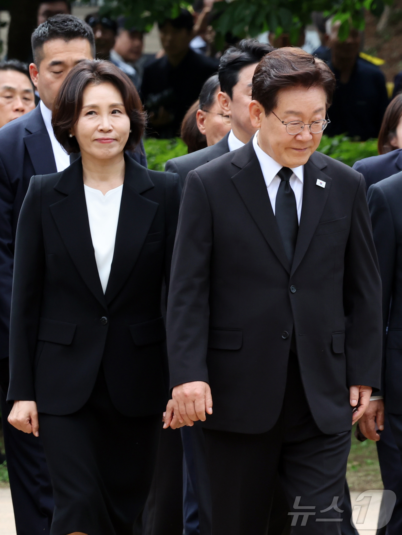 (김해=뉴스1) 황기선 기자 = 이재명 대통령이 23일 경남 김해시 봉하마을에서 열린 故 노무현 전 대통령 서거 17주기 추도식에 입장하고 있다.  2026.5.23/뉴스1