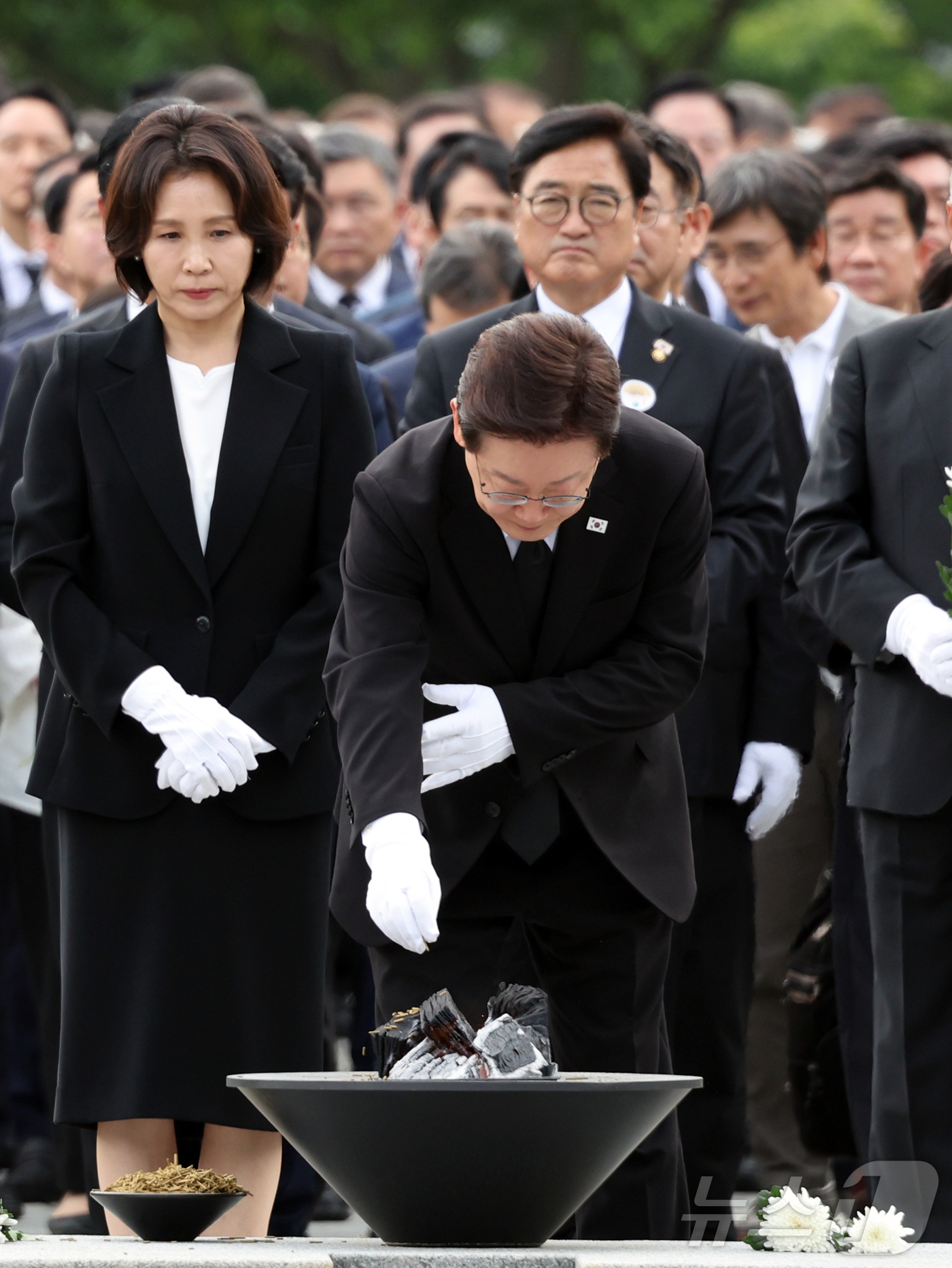 (김해=뉴스1) 황기선 기자 = 이재명 대통령이 23일 경남 김해시 봉하마을에서 열린 故 노무현 전 대통령 서거 17주기 추도식에서 노 전 대통령 묘소를 참배하고 있다. 2026. …