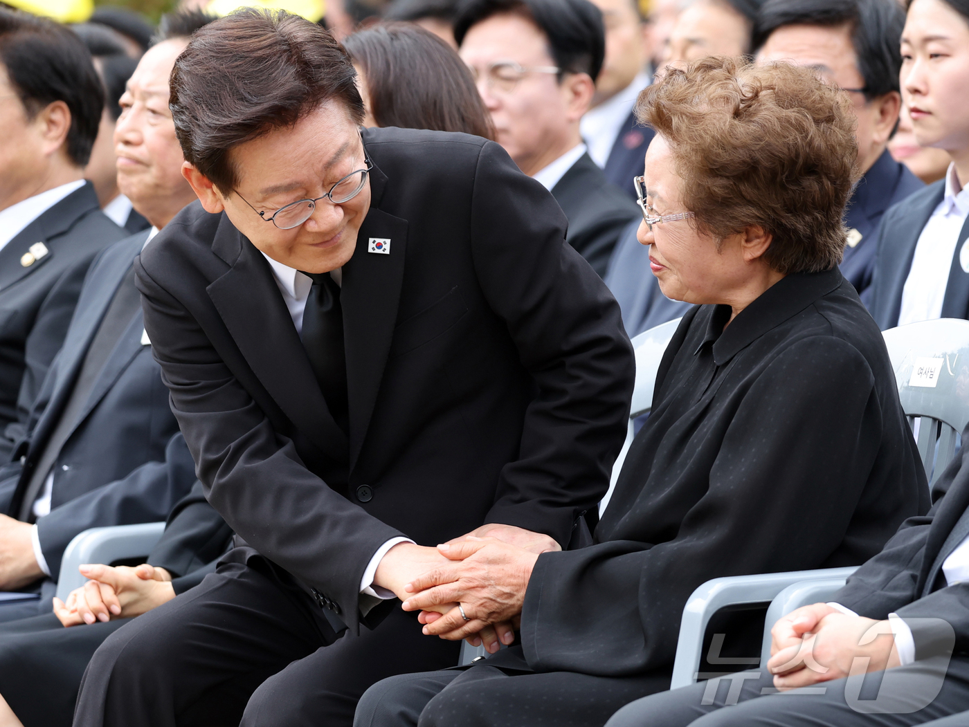 (김해=뉴스1) 황기선 기자 = 이재명 대통령이 23일 경남 김해시 봉하마을에서 열린 故 노무현 전 대통령 서거 17주기 추도식에서 권양숙 여사와 악수를 나누고 있다.  2026. …
