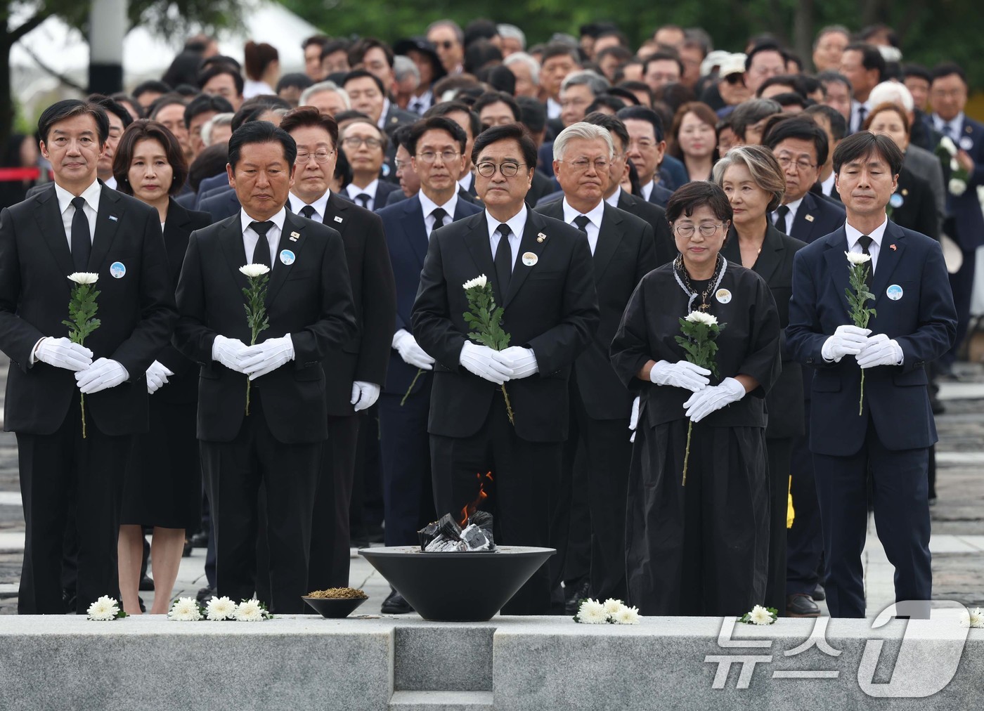 (김해=뉴스1) 이재명 기자 = 우원식 국회의장 등 참석자들이 23일 경남 김해 봉하마을에서 열린 고 노무현 전 대통령 서거 17주기 추도식을 마친 뒤 묘역을 참배하고 있다. (청 …