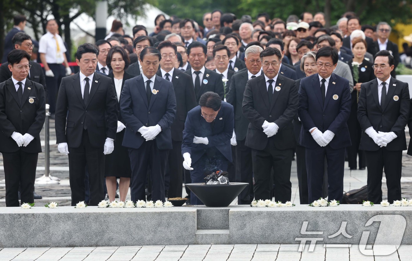 (김해=뉴스1) 이재명 기자 = 김민석 국무총리가 23일 경남 김해 봉하마을에서 열린 고 노무현 전 대통령 서거 17주기 추도식을 마친 뒤 묘역을 참배하고 있다. (청와대통신사진기 …