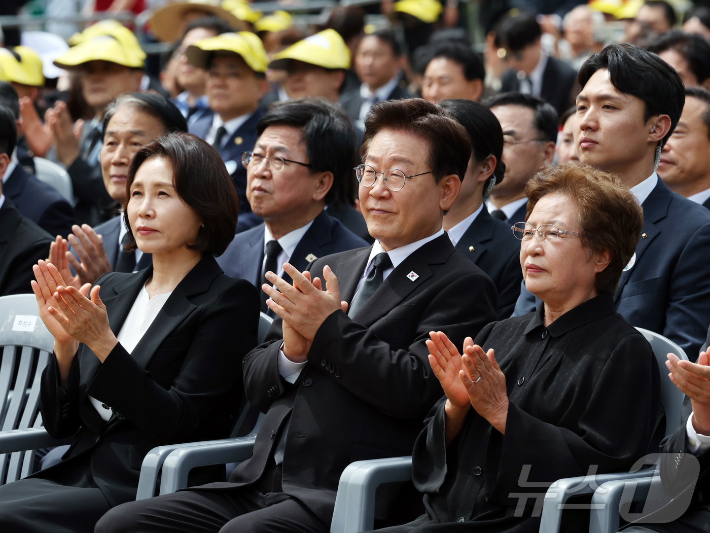 (김해=뉴스1) 황기선 기자 = 이재명 대통령이 23일 경남 김해시 봉하마을에서 열린 故 노무현 전 대통령 서거 17주기 추도식에서 박수를 치고 있다.  2026.5.23/뉴스1