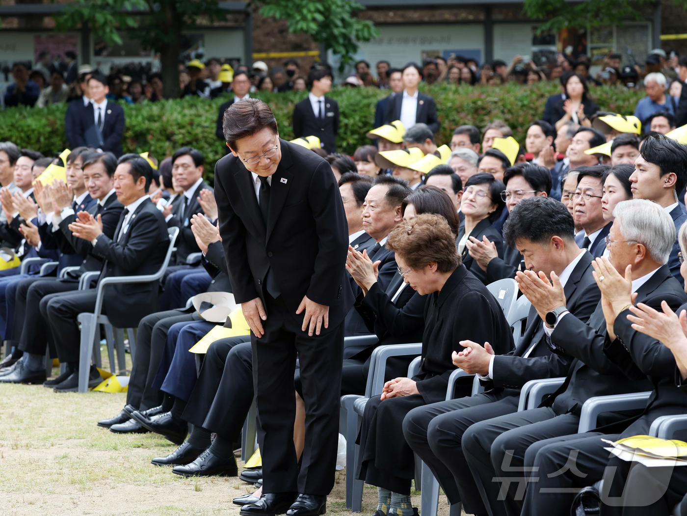 (김해=뉴스1) 황기선 기자 = 이재명 대통령이 23일 경남 김해시 봉하마을에서 열린 故 노무현 전 대통령 서거 17주기 추도식에서 추도사를 위해 이동하고 있다.  2026.5.2 …